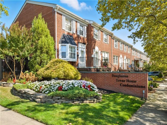  3 BR,  2.00 BTH &nbsp;Condo style home in Douglaston