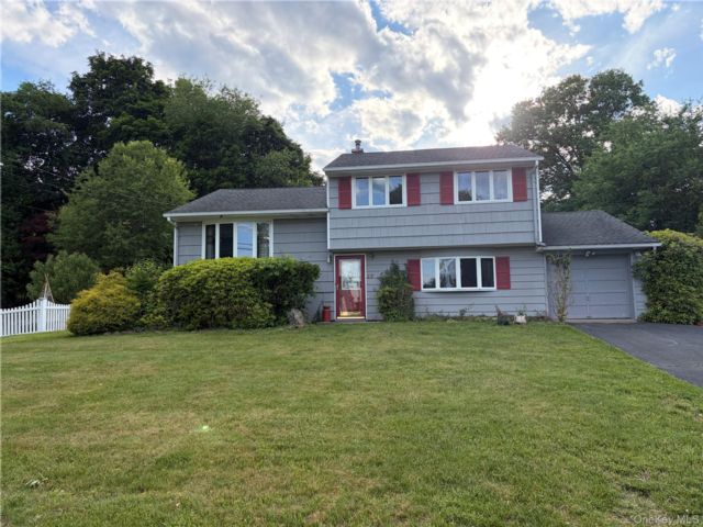  4 BR,  2.00 BTH &nbsp;Split level style home in Pearl River