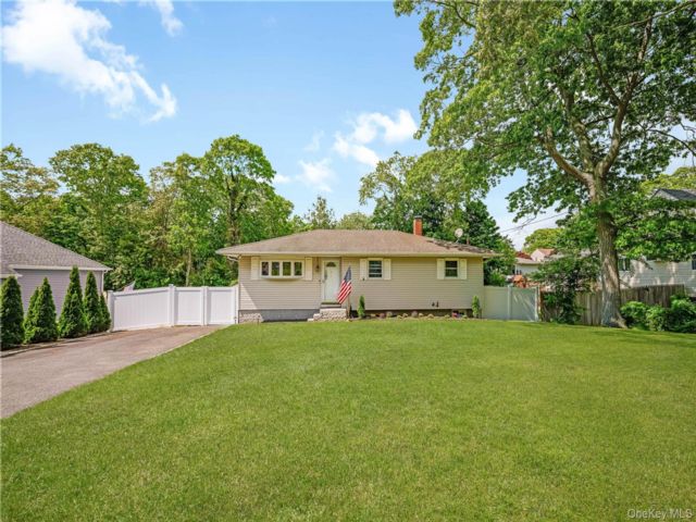  3 BR,  1.00 BTH &nbsp;Ranch style home in Shirley