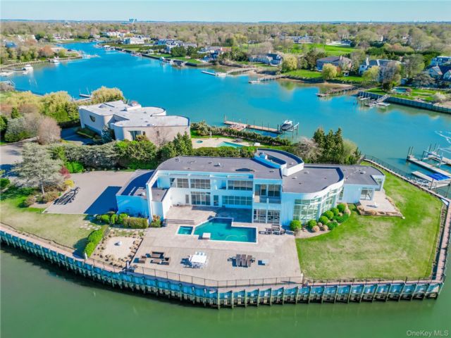  6 BR,  7.00 BTH &nbsp;Modern style home in Hewlett Bay Park
