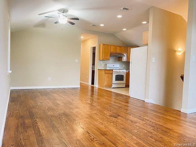  3 BR,  2.00 BTH &nbsp;Modern style home in Bayside