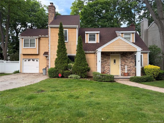  3 BR,  2.00 BTH &nbsp;Colonial style home in Oceanside