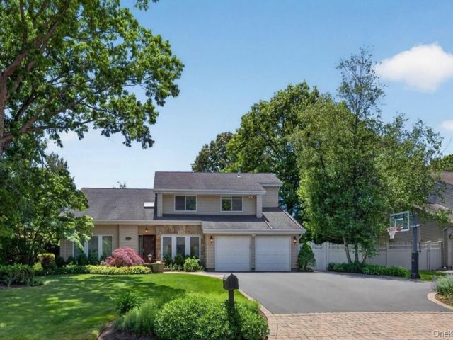  5 BR,  3.00 BTH &nbsp;Colonial style home in Commack