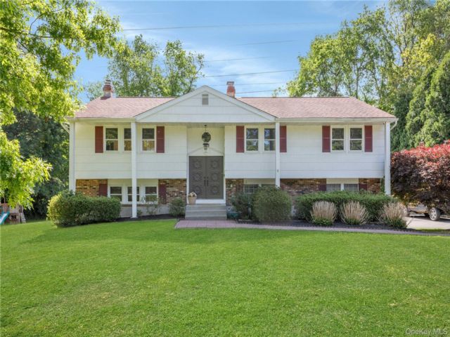  3 BR,  3.00 BTH &nbsp;Raised ranch style home in Millwood