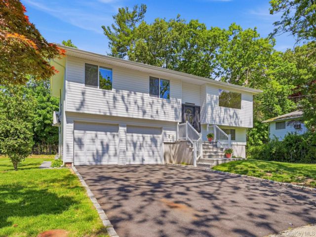  4 BR,  3.00 BTH &nbsp;Contemporary style home in Huntington