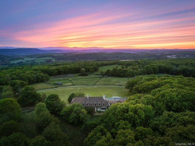  5 BR,  6.00 BTH &nbsp;Estate style home in Millerton