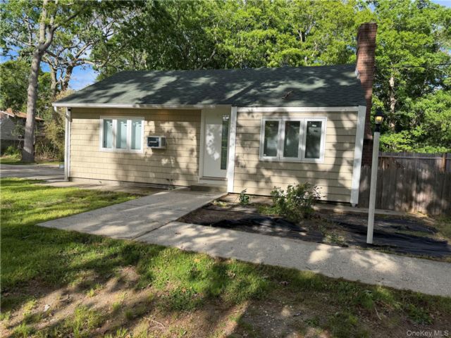  2 BR,  1.00 BTH &nbsp;Ranch style home in Shirley