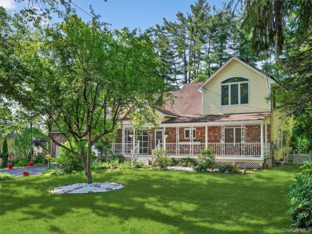  4 BR,  3.00 BTH &nbsp;Colonial style home in New City