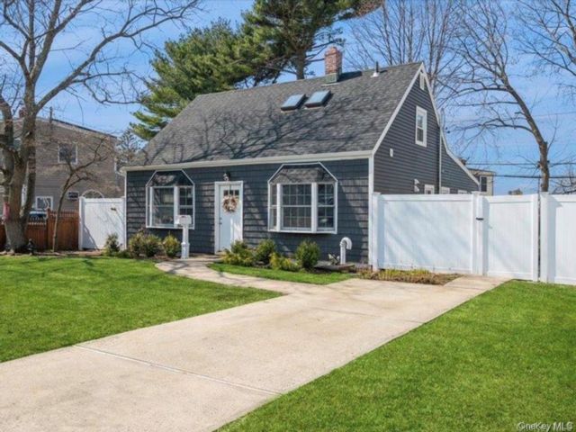  4 BR,  2.00 BTH &nbsp;Cape cod style home in Levittown