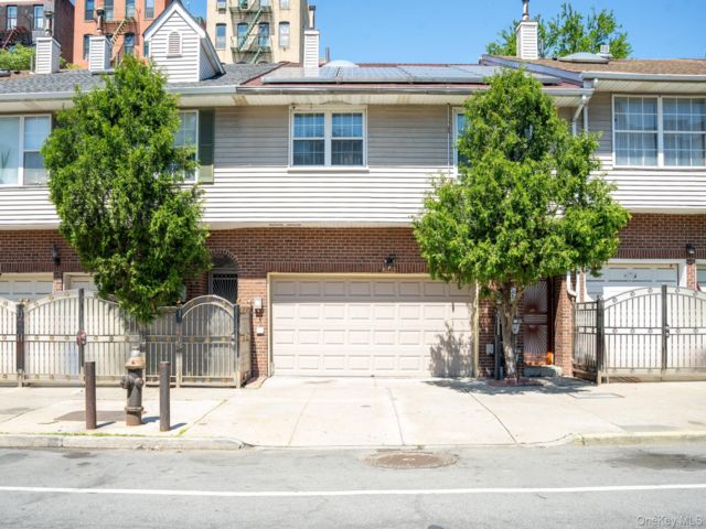  4 BR,  2.00 BTH &nbsp;House style home in West Farms
