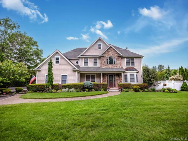  5 BR,  4.00 BTH &nbsp;Colonial style home in Greenlawn