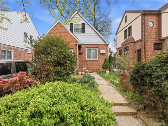  3 BR,  1.00 BTH &nbsp;Exp cape style home in Bayside
