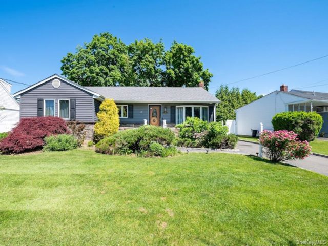  3 BR,  2.00 BTH &nbsp;Ranch style home in Bethpage