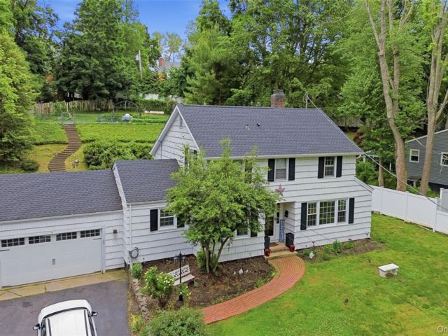  4 BR,  4.00 BTH &nbsp;Colonial style home in Huntington
