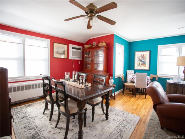  3 BR,  2.00 BTH &nbsp;Colonial style home in Long Beach