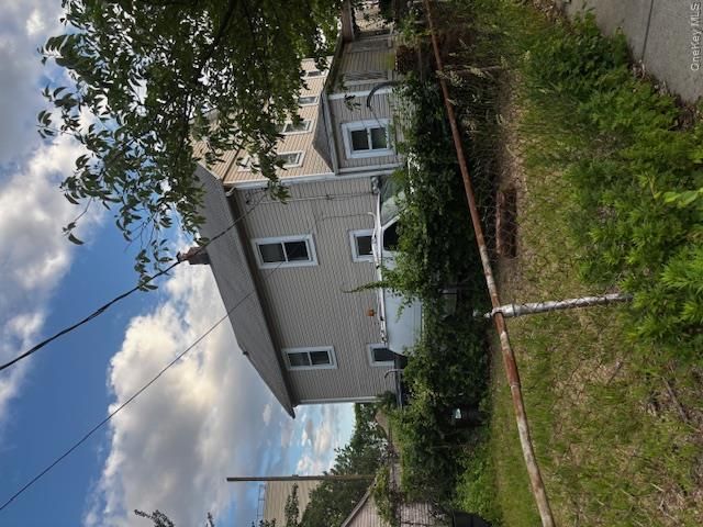  5 BR,  2.00 BTH &nbsp;Colonial style home in Saint Albans