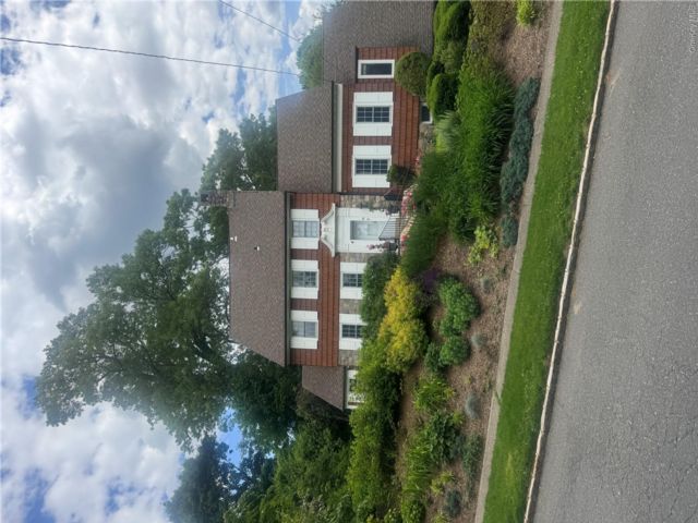  5 BR,  4.00 BTH &nbsp;Colonial style home in Port Washington