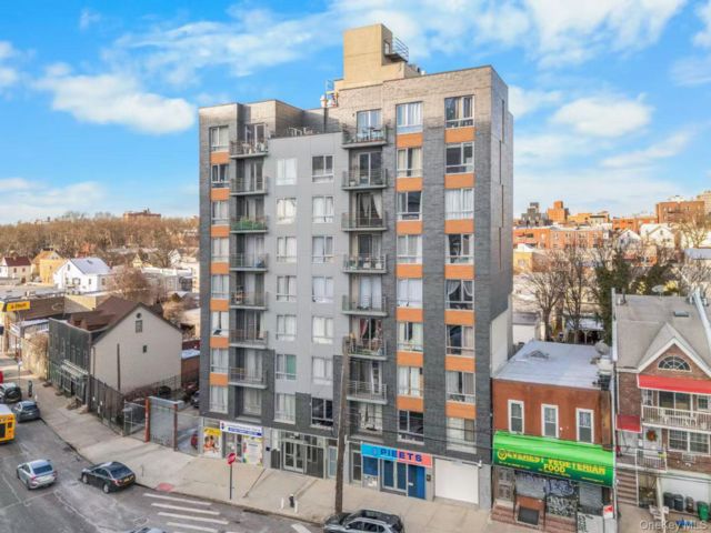 2 BR,  2.00 BTH &nbsp;Mid rise style home in Woodside