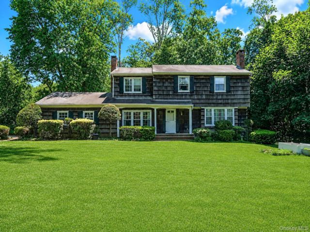  4 BR,  3.00 BTH &nbsp;Colonial style home in Smithtown