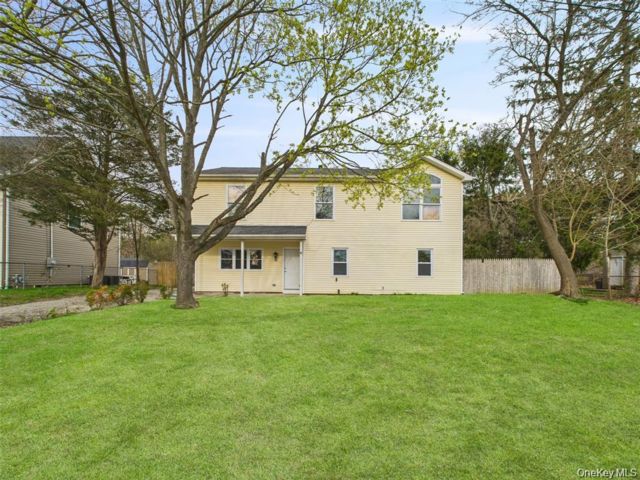  4 BR,  3.00 BTH &nbsp;Colonial style home in Bellport