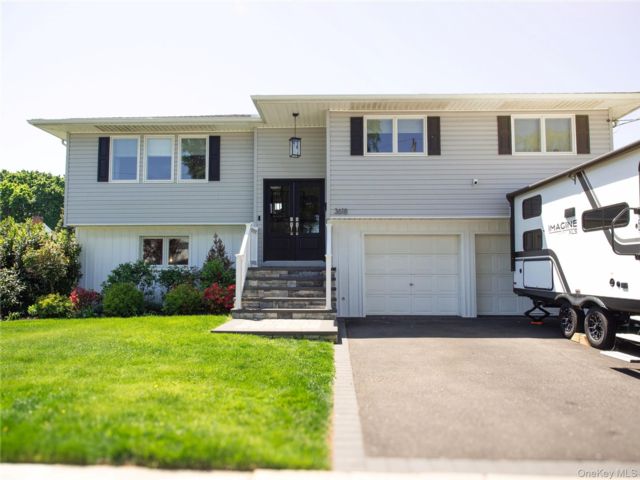  4 BR,  3.00 BTH &nbsp;Hi ranch style home in Seaford