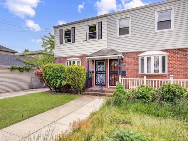  3 BR,  3.00 BTH &nbsp;Colonial style home in Fresh Meadows