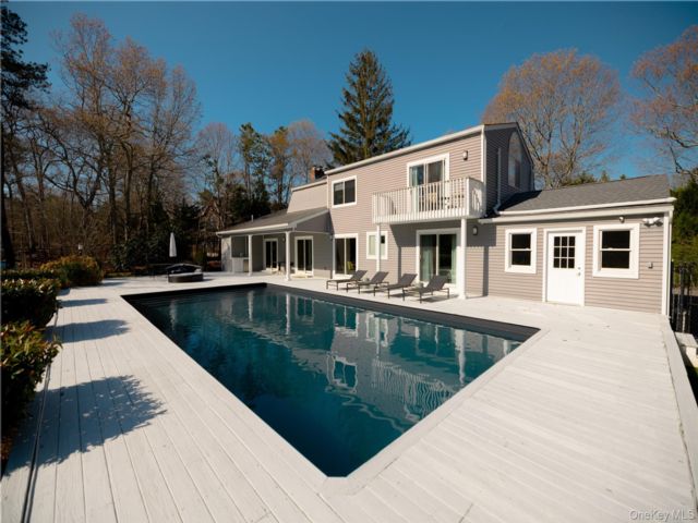  3 BR,  3.00 BTH &nbsp;Contemporary style home in Riverhead
