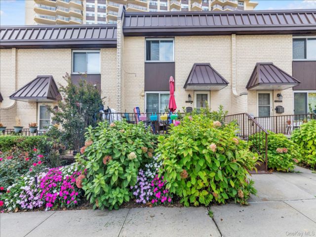  3 BR,  3.00 BTH &nbsp;Other style home in Bayside