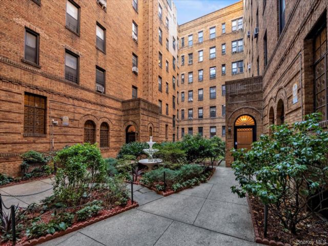 1 BR,  1.00 BTH &nbsp;Garden style home in Kew Gardens