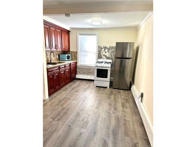  1 BR,  1.00 BTH &nbsp;Exp cape style home in Valley Stream
