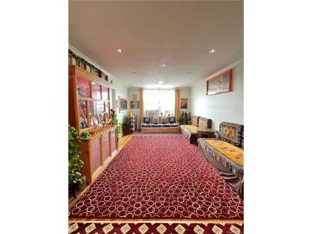  2 BR,  1.00 BTH &nbsp;Mid rise style home in Woodside