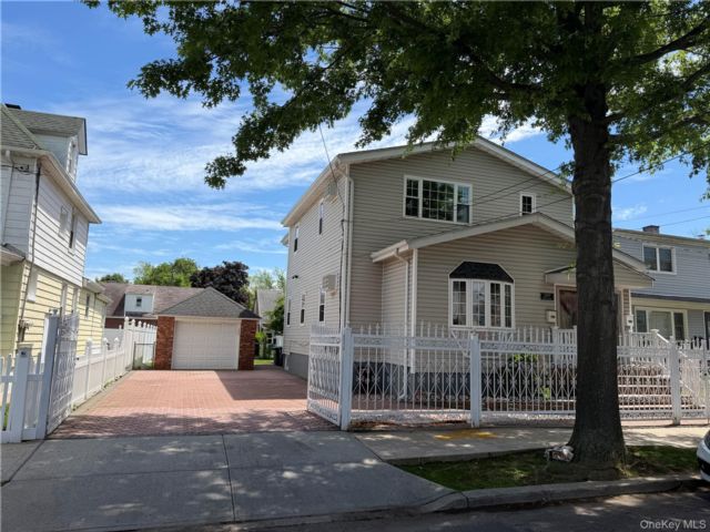  3 BR,  2.00 BTH &nbsp;Colonial style home in Rosedale