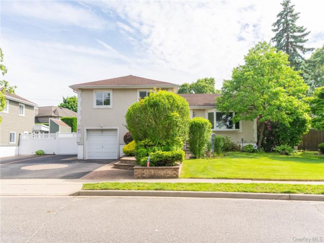  3 BR,  2.00 BTH &nbsp;Split level style home in Bethpage