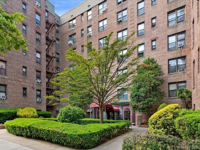  1 BR,  1.00 BTH &nbsp;Mid rise style home in Woodhaven