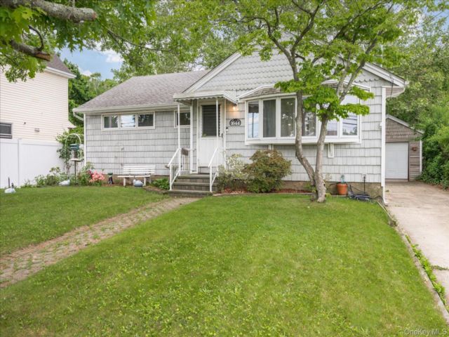  4 BR,  2.00 BTH &nbsp;Exp ranch style home in Merrick