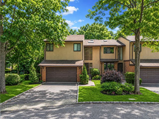  3 BR,  3.00 BTH &nbsp;Condo style home in Roslyn