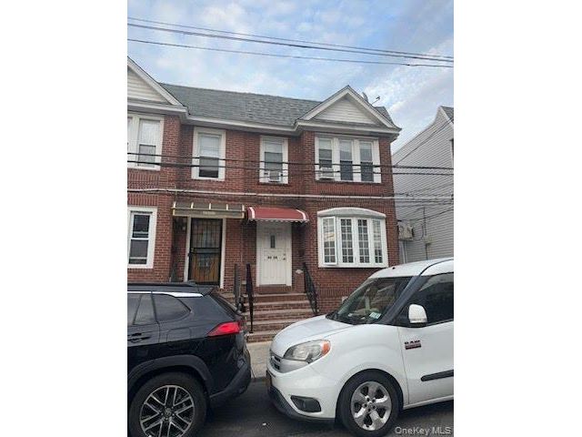  3 BR,  2.00 BTH &nbsp;Colonial style home in Middle Village