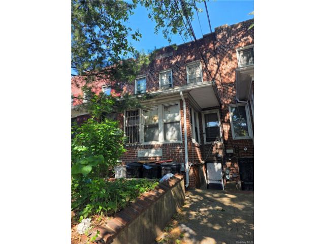  5 BR,  3.00 BTH &nbsp;House style home in Woodside