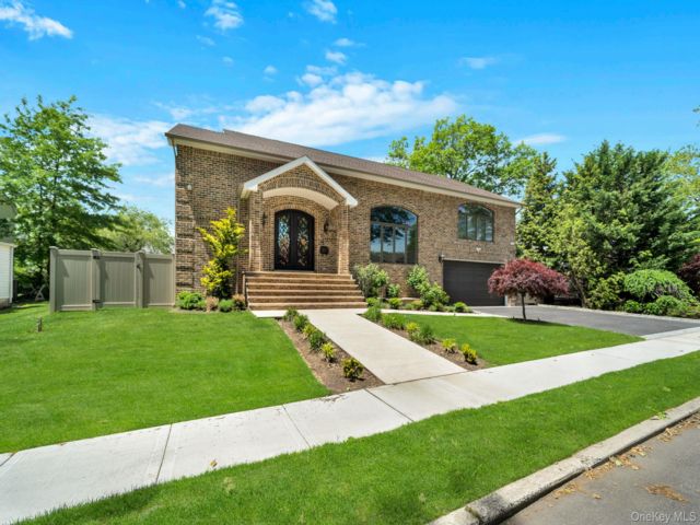  6 BR,  6.00 BTH &nbsp;Modern style home in North Woodmere