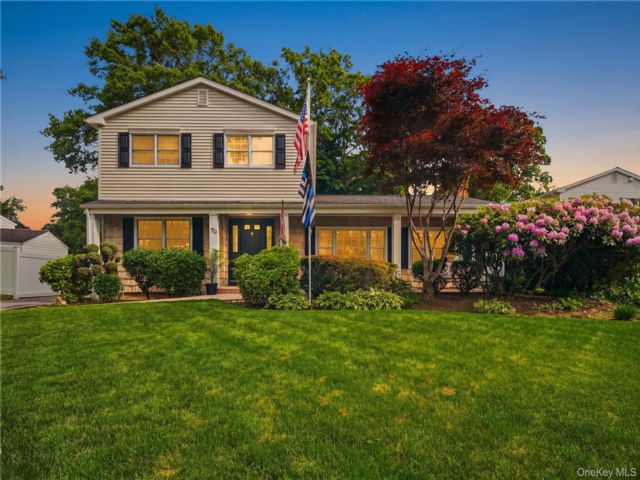  3 BR,  2.00 BTH &nbsp;Colonial style home in Lake Grove