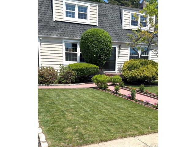  4 BR,  2.00 BTH &nbsp;Colonial style home in North Babylon