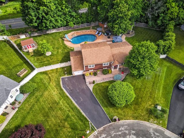  4 BR,  3.00 BTH &nbsp;Split level style home in Washingtonville