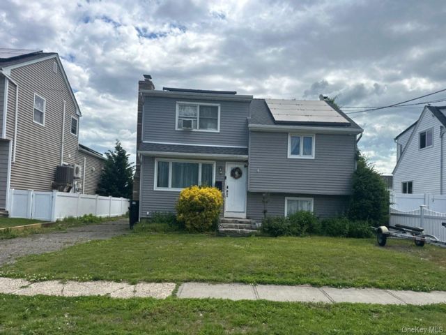  4 BR,  2.00 BTH &nbsp;Split level style home in Copiague