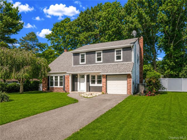  5 BR,  3.00 BTH &nbsp;Colonial style home in Coram