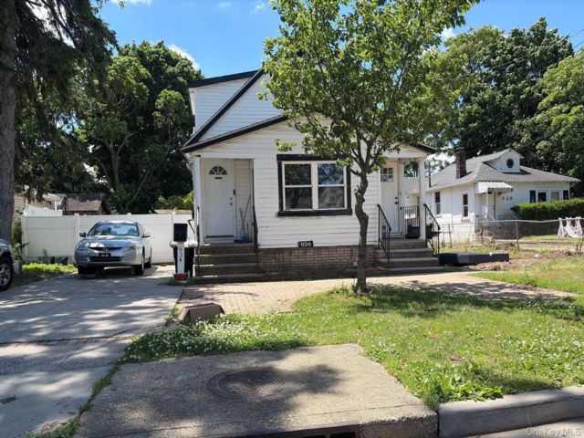  4 BR,  2.00 BTH &nbsp;Cape cod style home in Uniondale