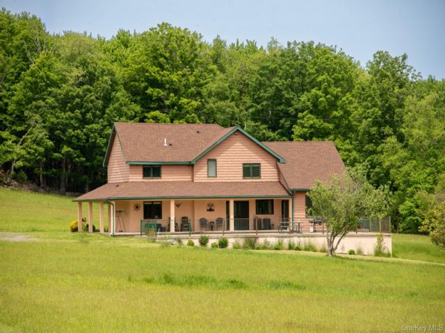  4 BR,  3.00 BTH &nbsp;Cabin style home in Greenfield Park