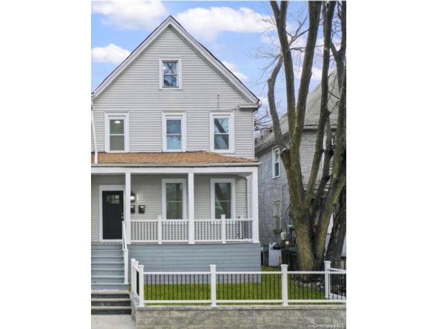  2 BR,  1.00 BTH &nbsp;Full floor apar style home in Elm Park