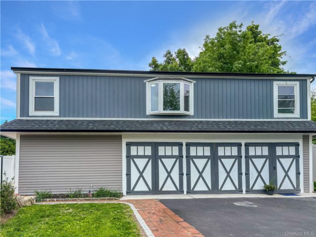  3 BR,  2.00 BTH &nbsp;Carriage house style home in Huntington