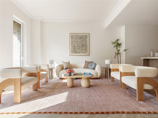  3 BR,  3.00 BTH &nbsp;Condo style home in Forest Hills