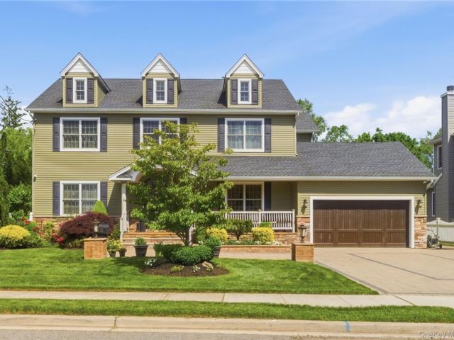  4 BR,  4.00 BTH &nbsp;Colonial style home in Rockville Centre